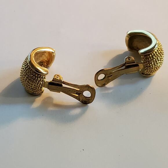 Vintage Gold tone metal chunky slip on earrings 1" Excellent condition - Picture 2 of 7